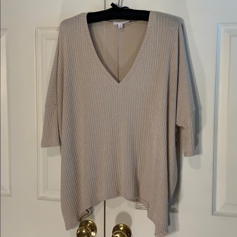 korye Size M Deep V Flowy Top